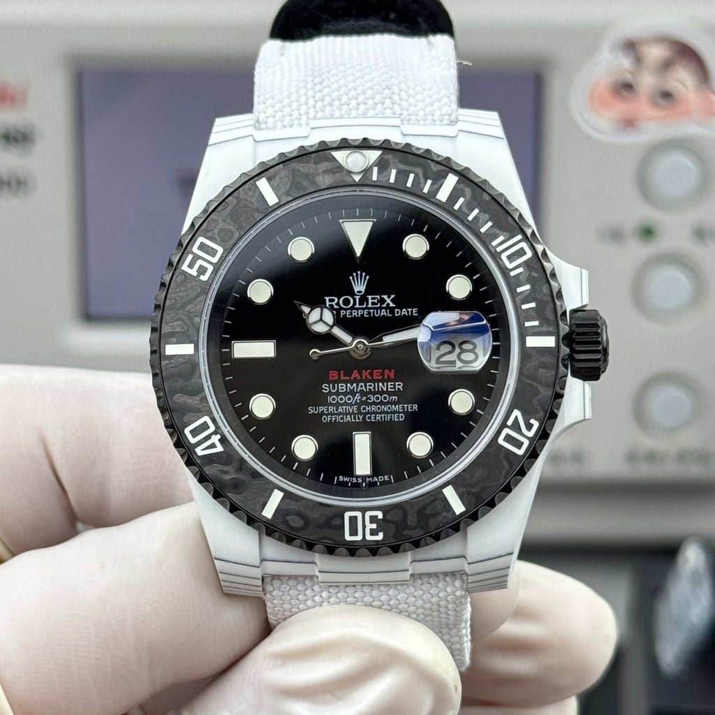 롤렉스 오이스터 퍼페츄얼 서브마리너 데이트 40mm 블랙 다이얼 카본 베젤 화이트 나일론 스트랩