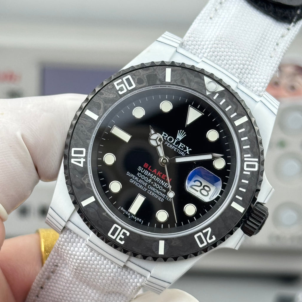 롤렉스 오이스터 퍼페츄얼 서브마리너 데이트 40mm 블랙 다이얼 카본 베젤 화이트 나일론 스트랩