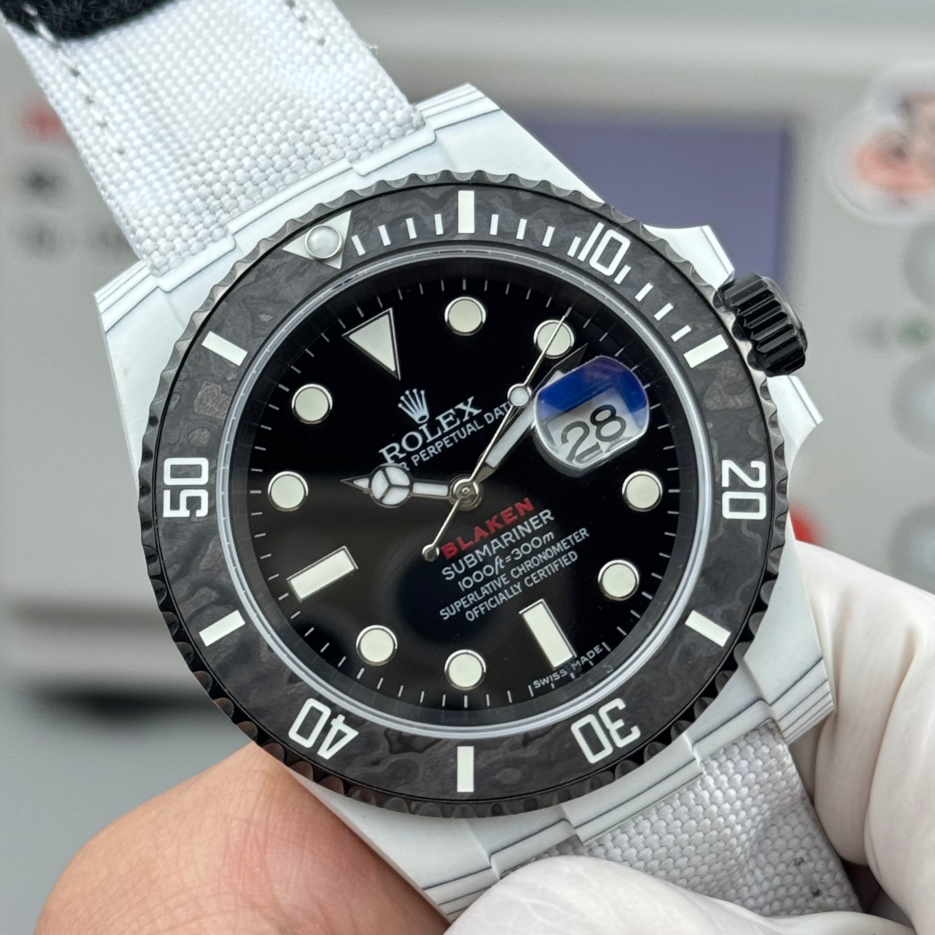 롤렉스 오이스터 퍼페츄얼 서브마리너 데이트 40mm 블랙 다이얼 카본 베젤 화이트 나일론 스트랩