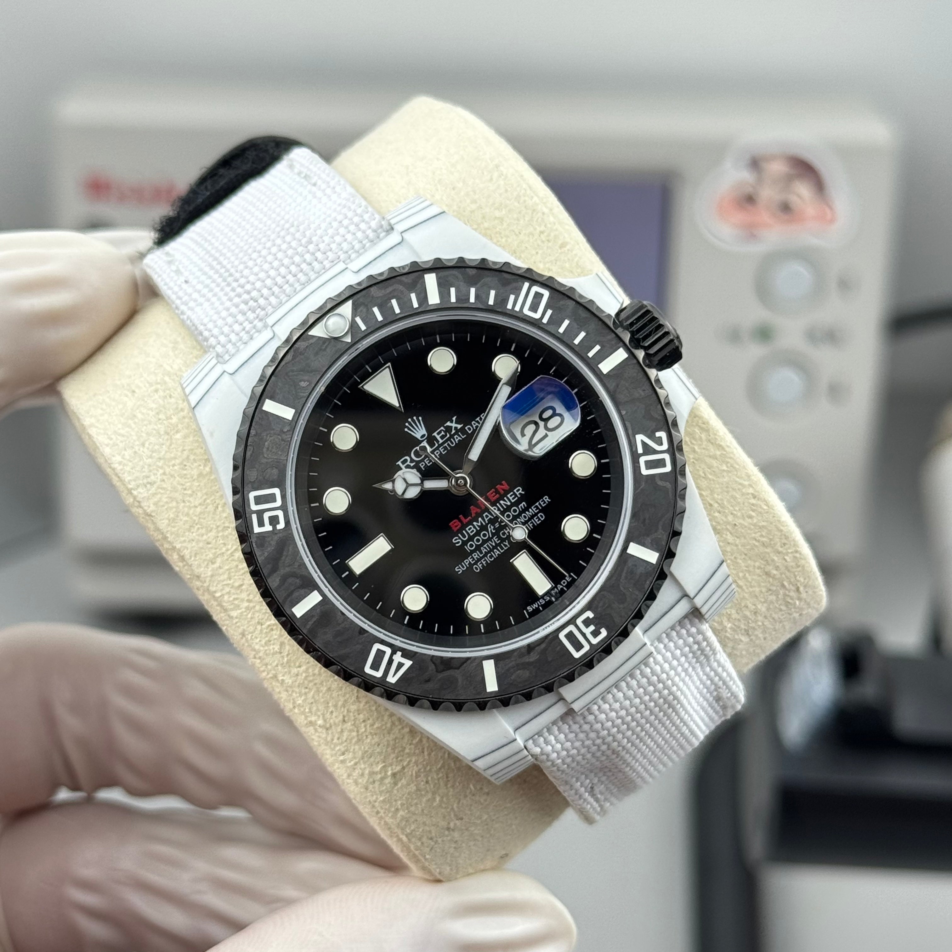 롤렉스 오이스터 퍼페츄얼 서브마리너 데이트 40mm 블랙 다이얼 카본 베젤 화이트 나일론 스트랩