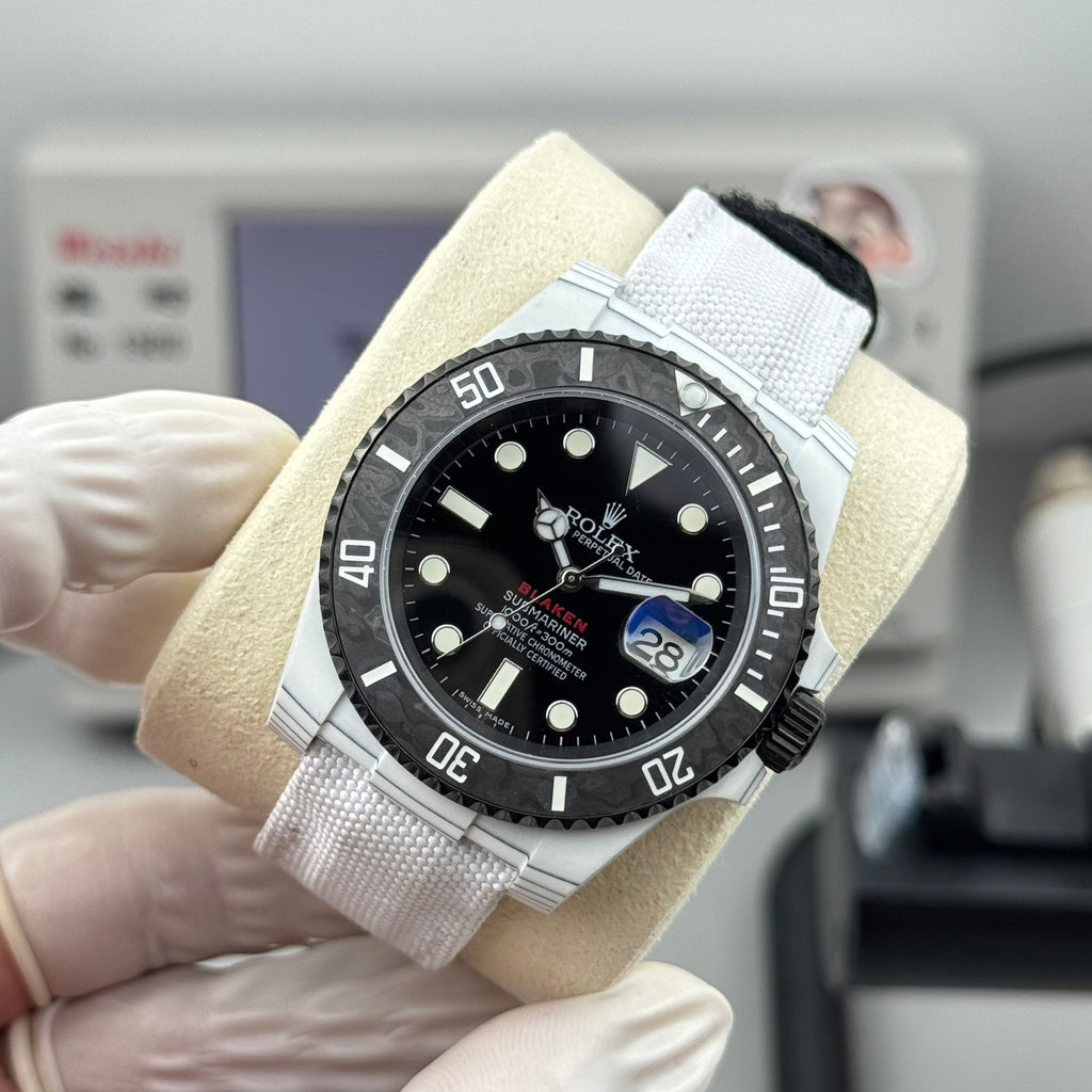 롤렉스 오이스터 퍼페츄얼 서브마리너 데이트 40mm 블랙 다이얼 카본 베젤 화이트 나일론 스트랩