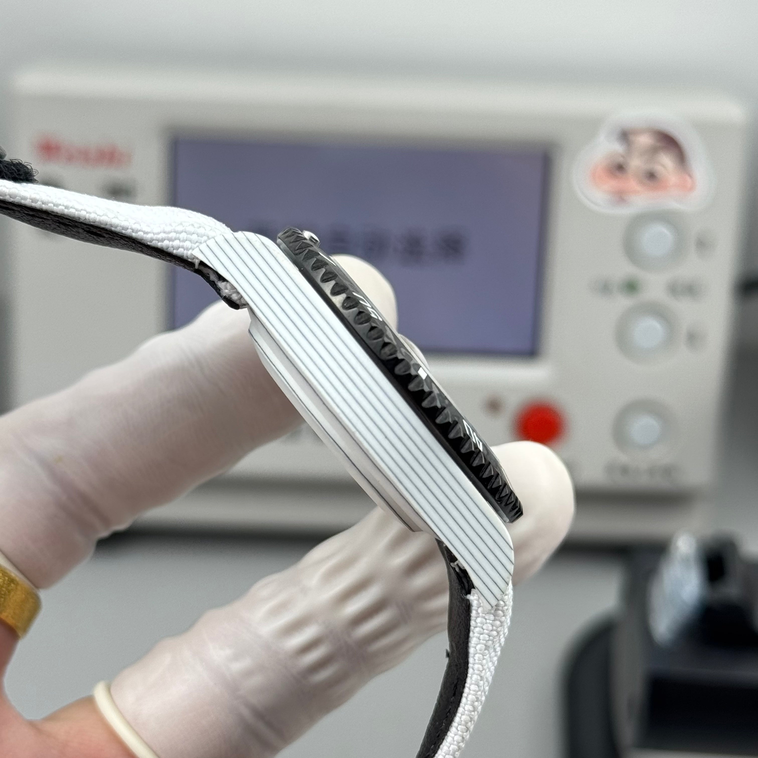 롤렉스 오이스터 퍼페츄얼 서브마리너 데이트 40mm 블랙 다이얼 카본 베젤 화이트 나일론 스트랩