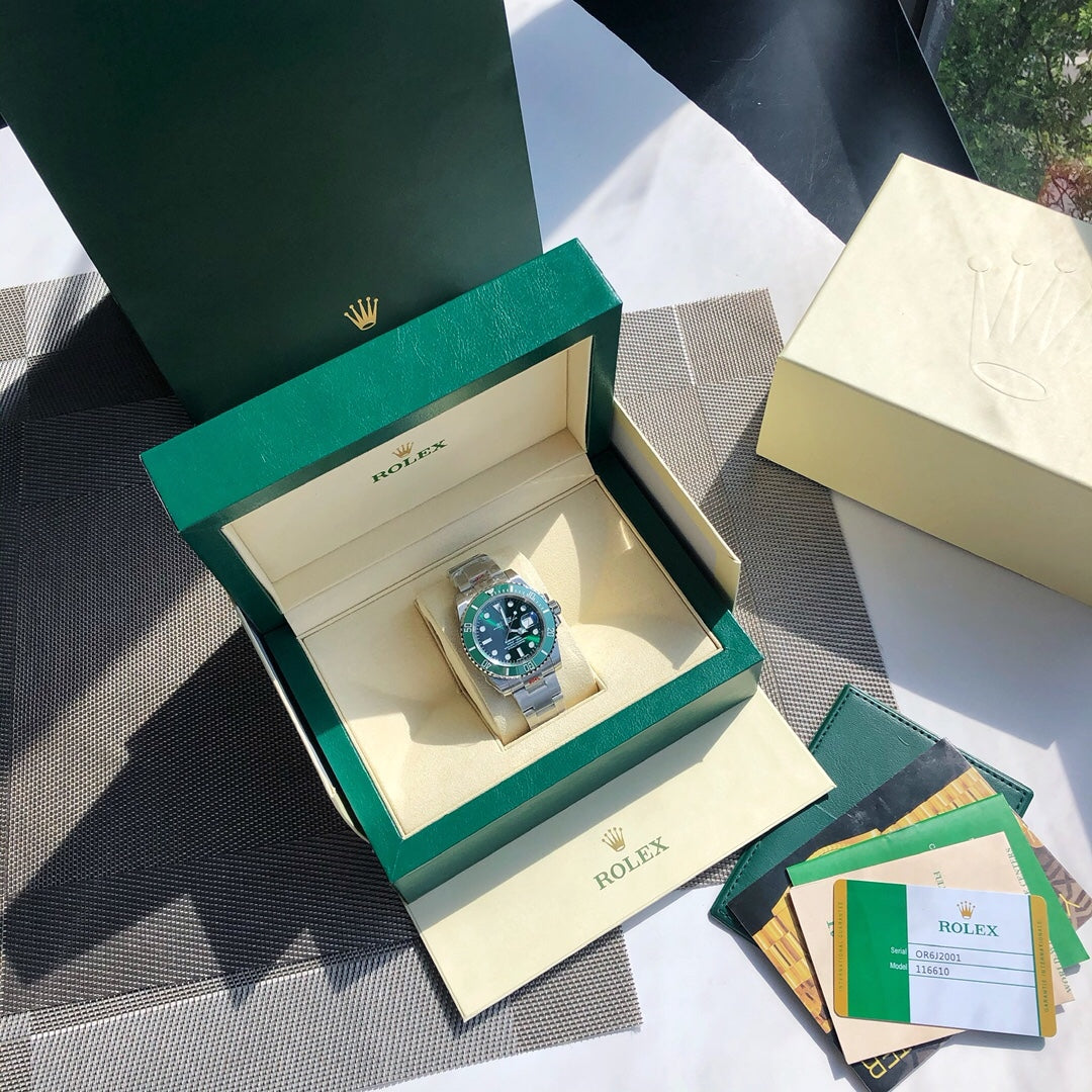 롤렉스 서브마리너 데이트 '헐크' 40mm 그린 다이얼 그린 세라크롬 베젤 오이스터 브레슬릿