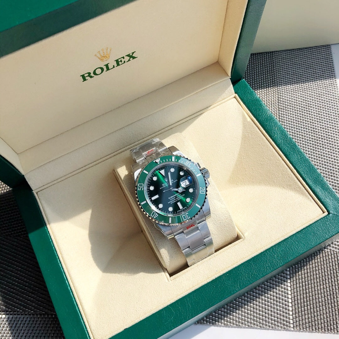 롤렉스 서브마리너 데이트 '헐크' 40mm 그린 다이얼 그린 세라크롬 베젤 오이스터 브레슬릿