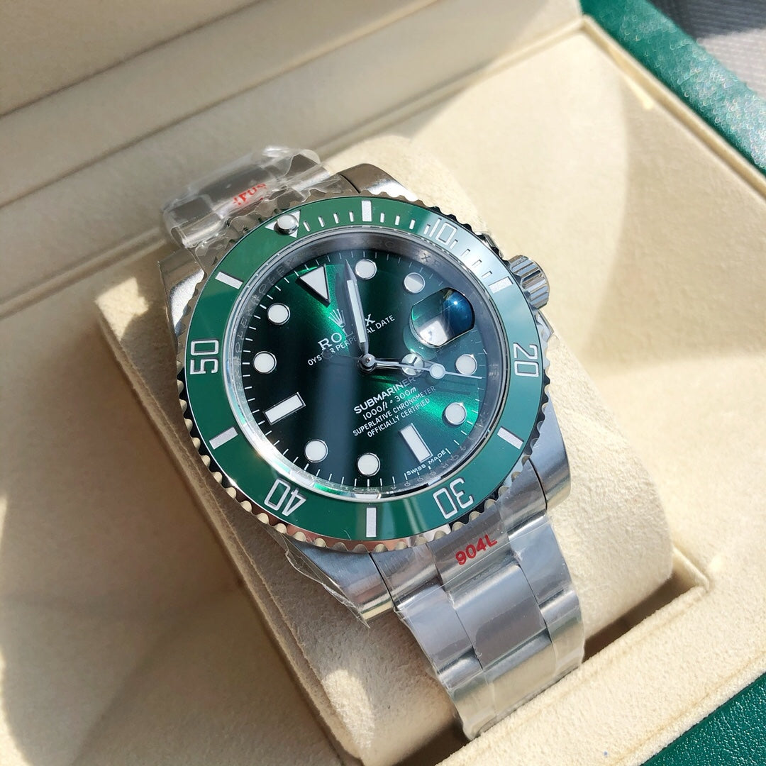 롤렉스 서브마리너 데이트 '헐크' 40mm 그린 다이얼 그린 세라크롬 베젤 오이스터 브레슬릿