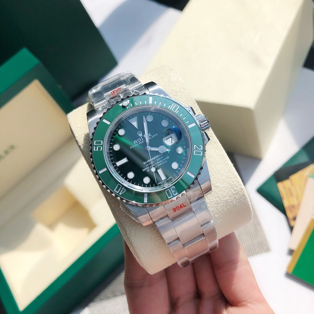 롤렉스 서브마리너 데이트 '헐크' 40mm 그린 다이얼 그린 세라크롬 베젤 오이스터 브레슬릿