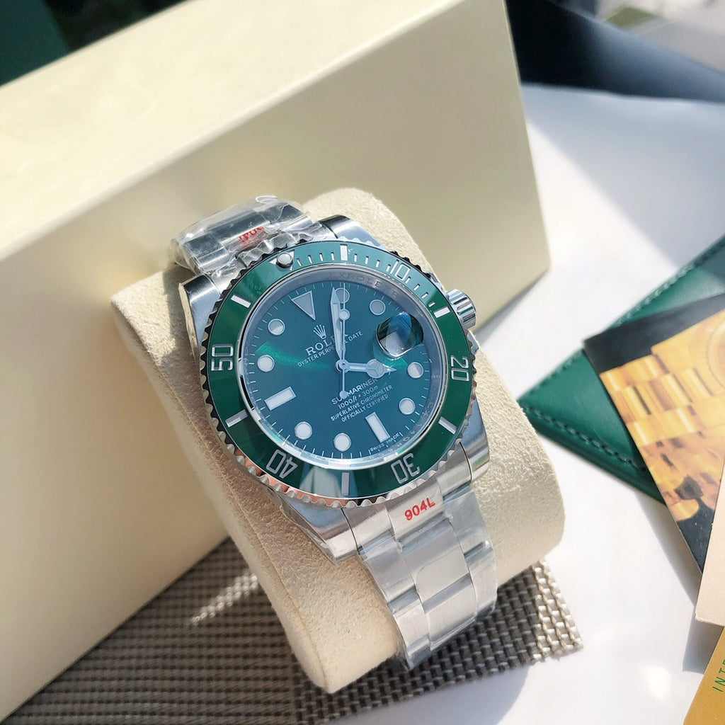 롤렉스 서브마리너 데이트 '헐크' 40mm 그린 다이얼 그린 세라크롬 베젤 오이스터 브레슬릿