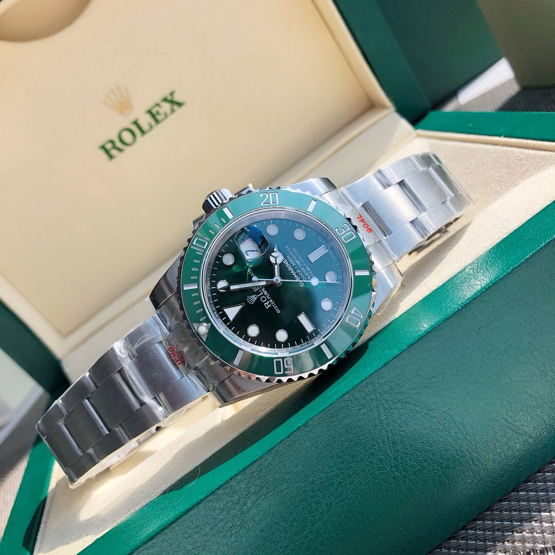 롤렉스 서브마리너 데이트 '헐크' 40mm 그린 다이얼 그린 세라크롬 베젤 오이스터 브레슬릿