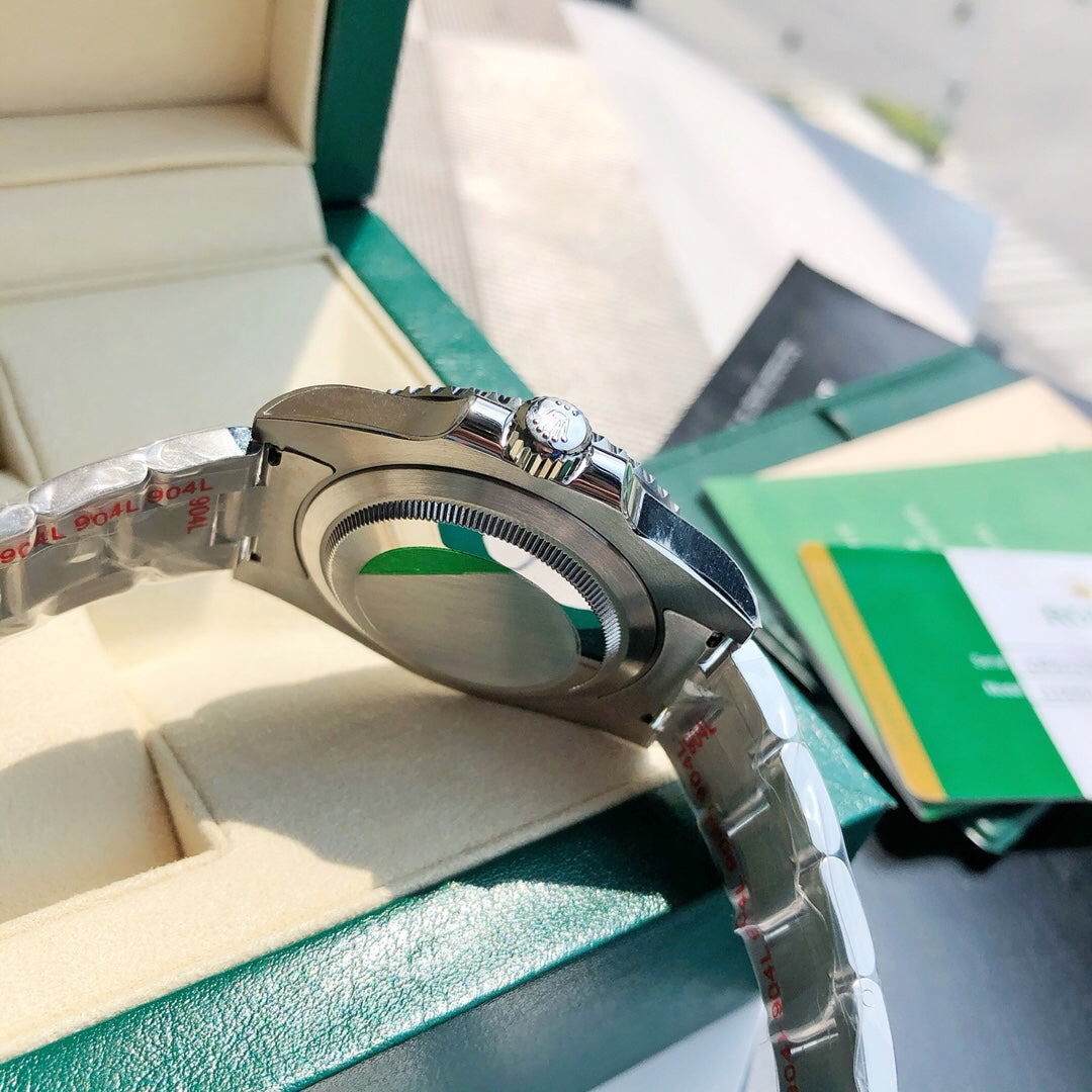 롤렉스 서브마리너 데이트 '헐크' 40mm 그린 다이얼 그린 세라크롬 베젤 오이스터 브레슬릿