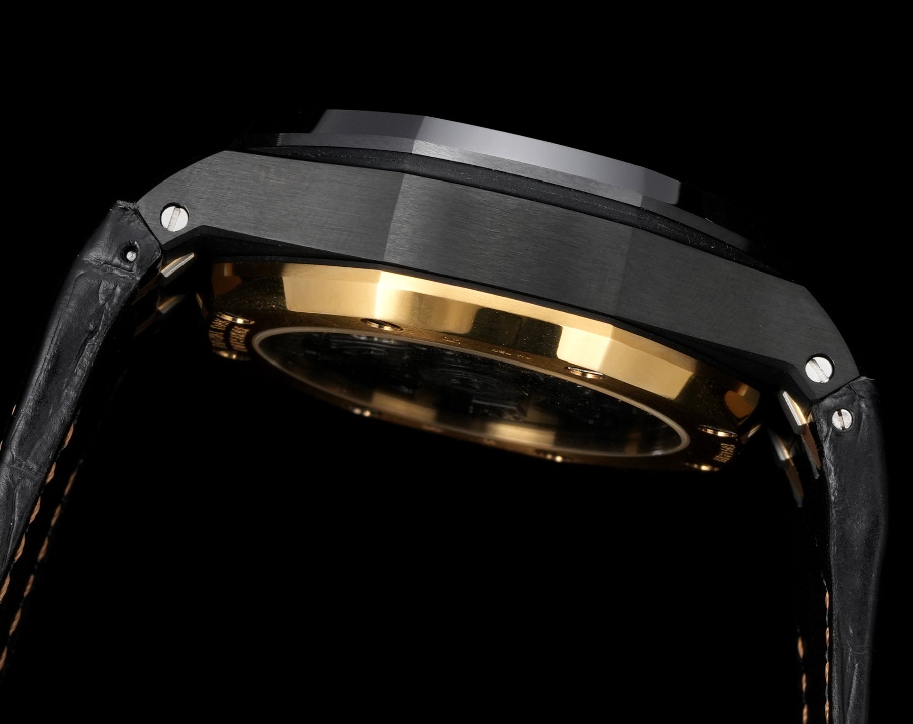 오데마피게 블랙 로얄오크 오프쇼어 43mm 옐로우골드