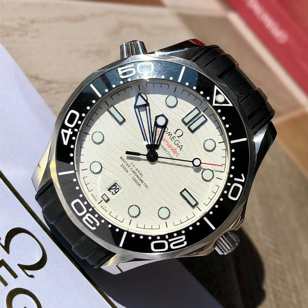 오메가 씨마스터 다이버 300M 스틸 화이트 42mm 흰판