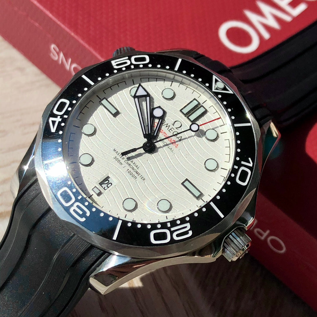 오메가 씨마스터 다이버 300M 스틸 화이트 42mm 흰판