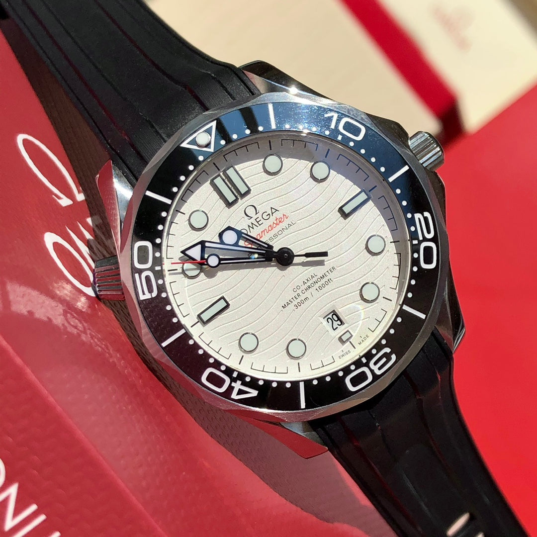 오메가 씨마스터 다이버 300M 스틸 화이트 42mm 흰판