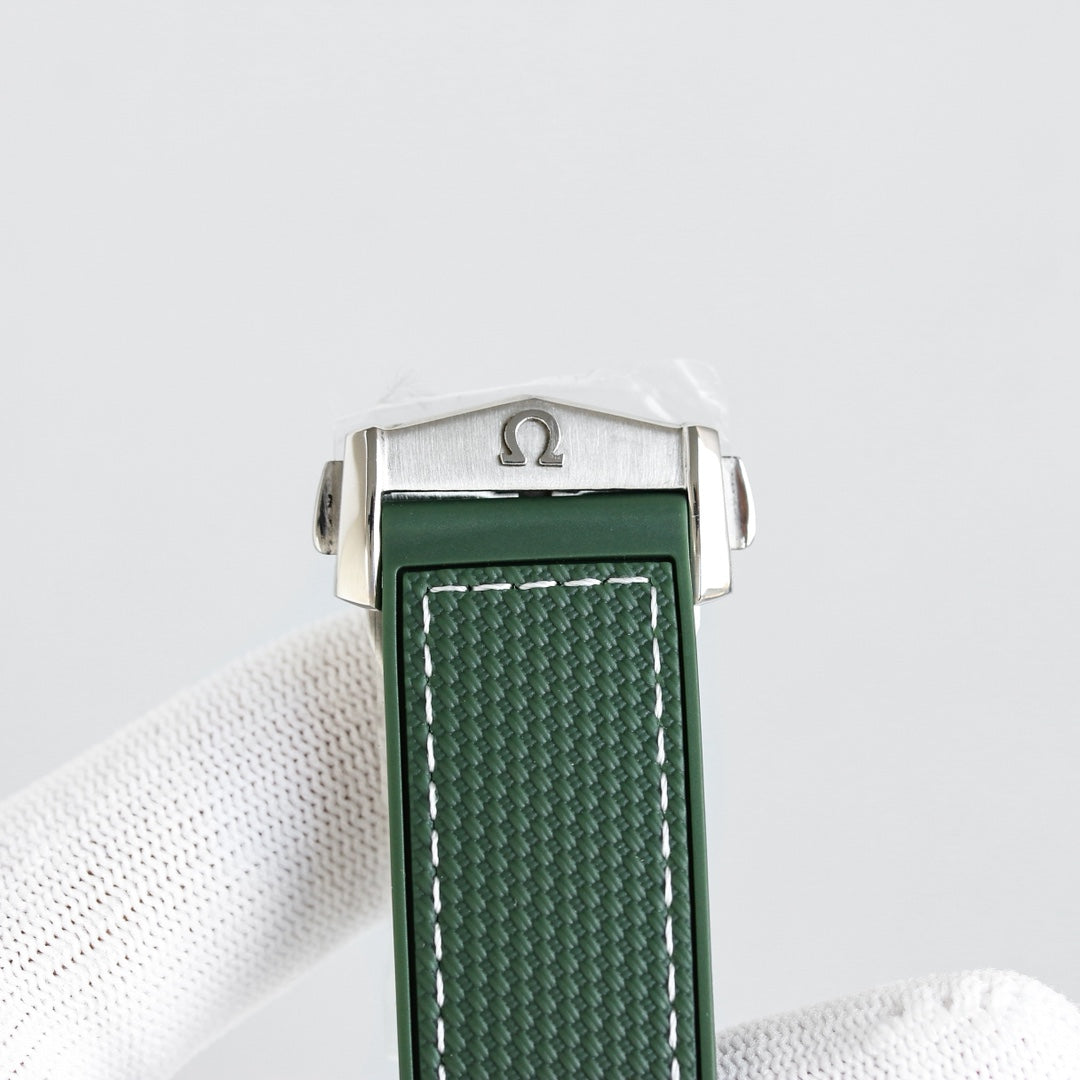 오메가 씨마스터 플래닛 오션 실버 스틸 그린 러버 스트랩 45.5mm