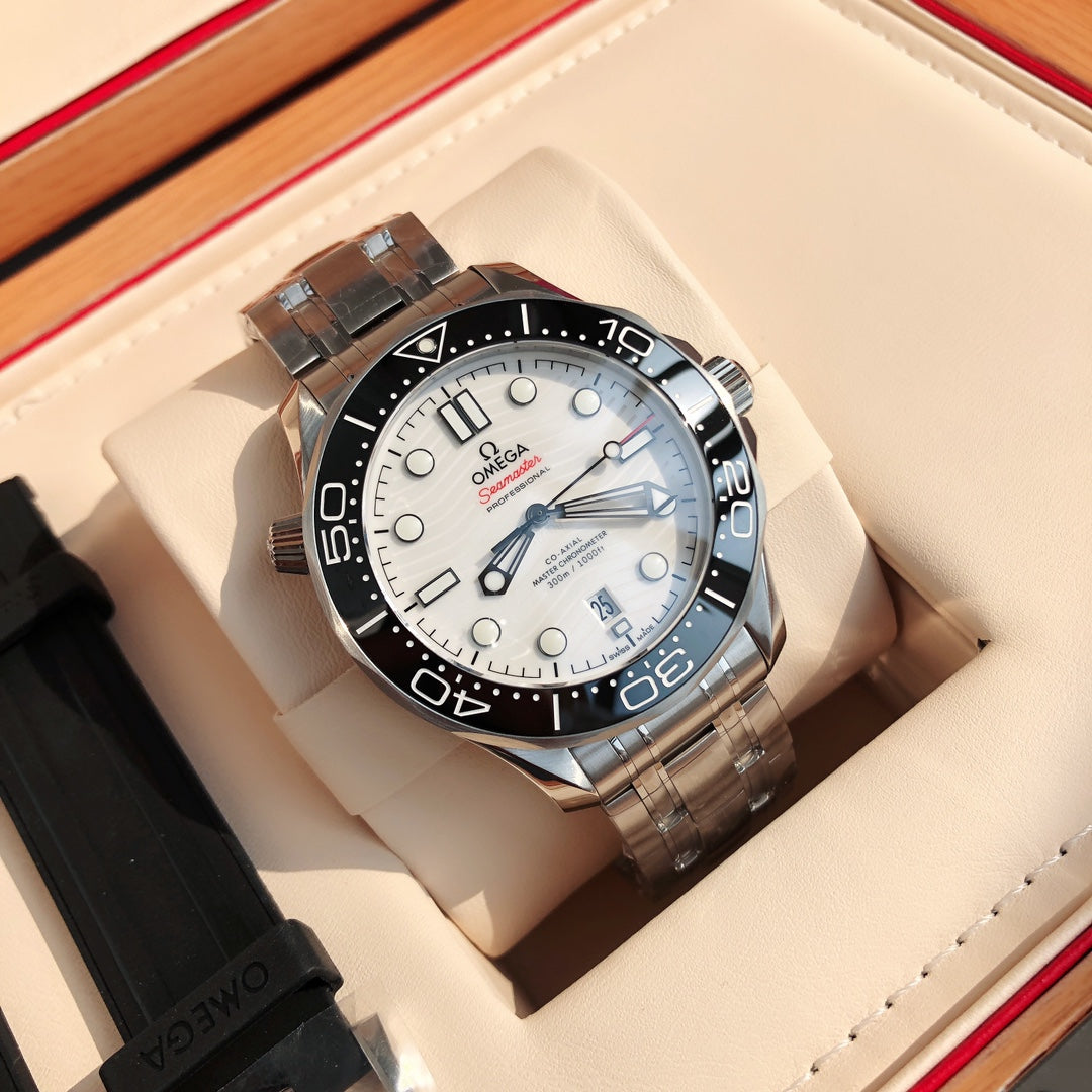 오메가 씨마스터 다이버 300M 스틸 화이트 42mm 흰판