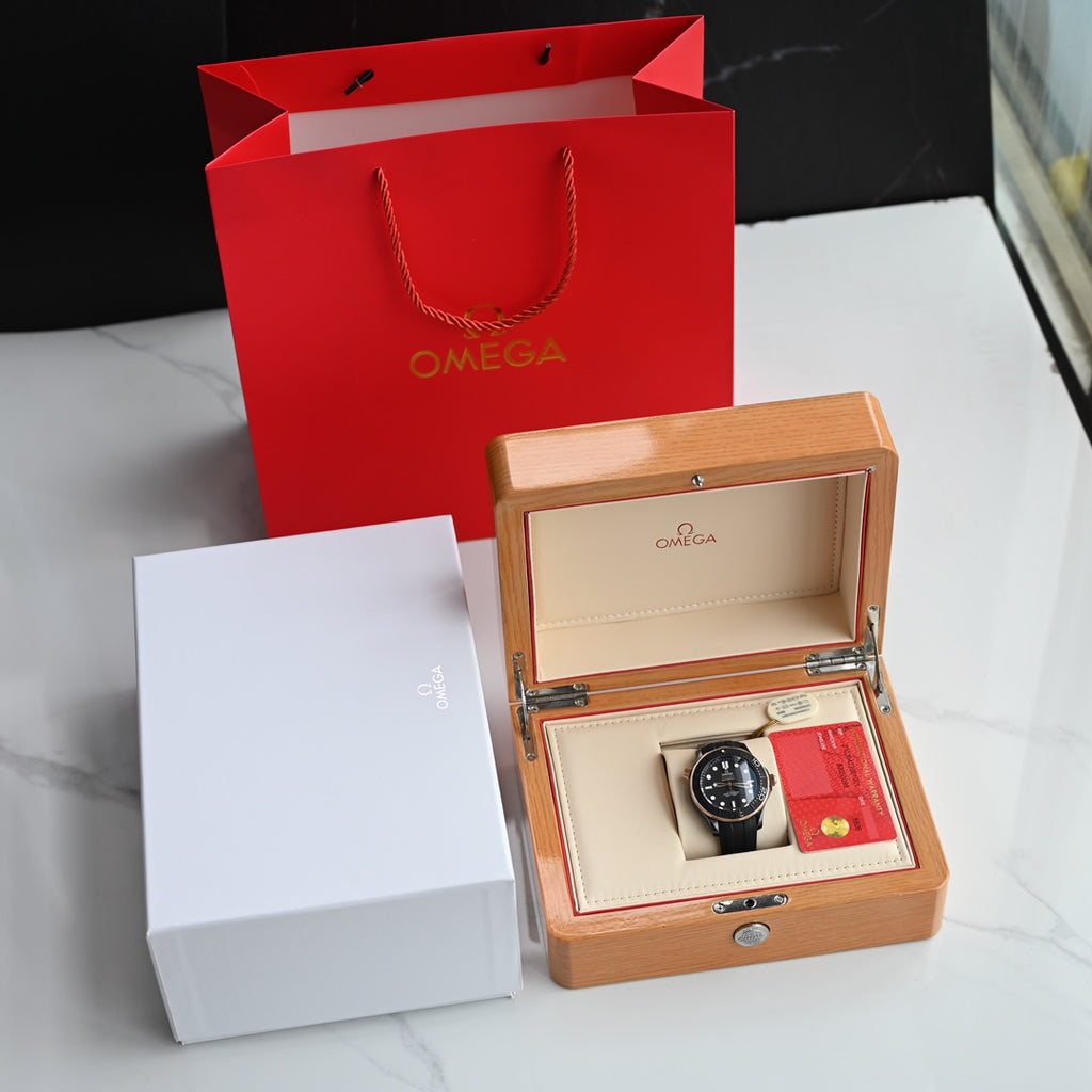 오메가 씨마스터 다이버 300M 세라믹 세드나 골드 43.5mm 흑콤