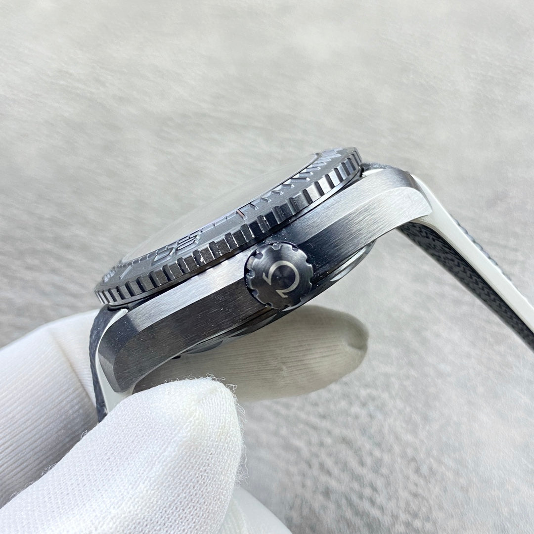 오메가 씨마스터 플래닛 오션 GMT 월드타임 딥그레이 45.5mm (블랙 패브릭 / 블루 패브릭 / 블랙 러버 스트랩)