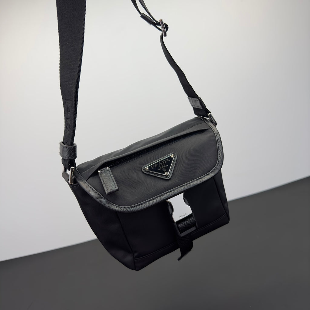 프라다 리나일론 및 사피아노 가죽 숄더백 블랙