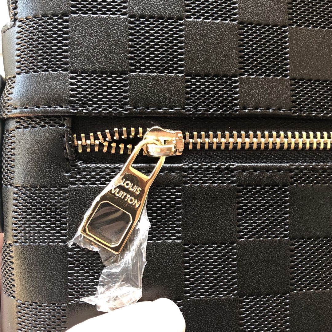 루이비통 다미에 인피니 가죽 블랙 금장 남성 메신저백
