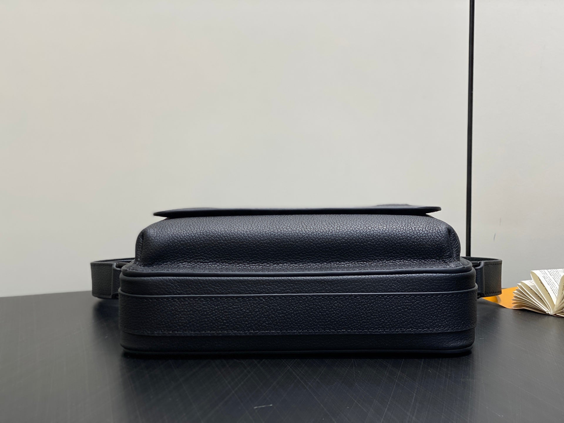 루이비통 보딩 메신저 블랙 LV 에어로그램 백