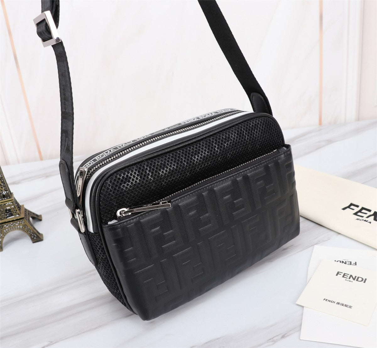 펜디 블랙 엠보싱 FF 로고 카메라백 메신저백