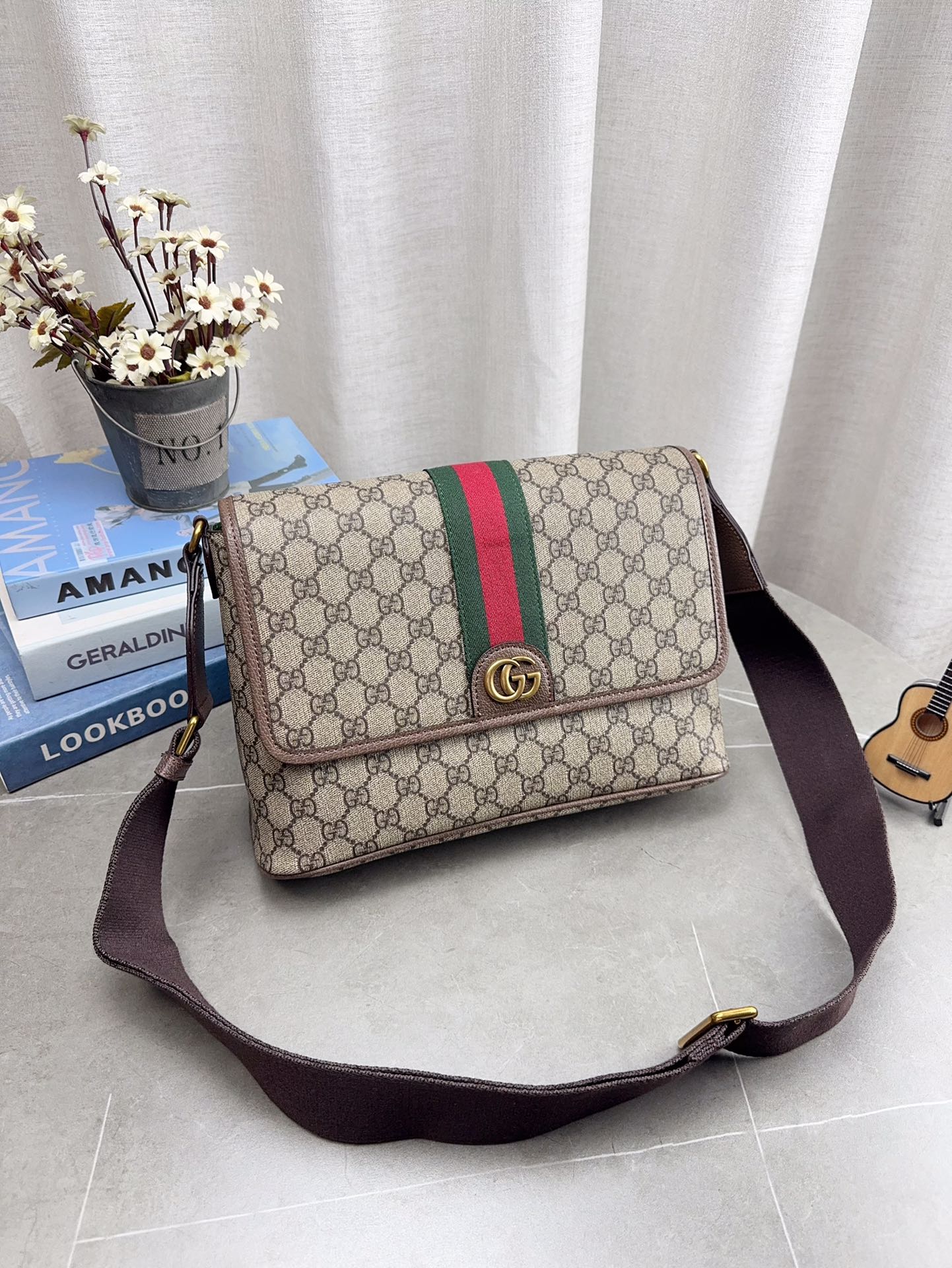 구찌 오피디아 베이지 다크브라운 GG 수프림 미디엄 메신저백