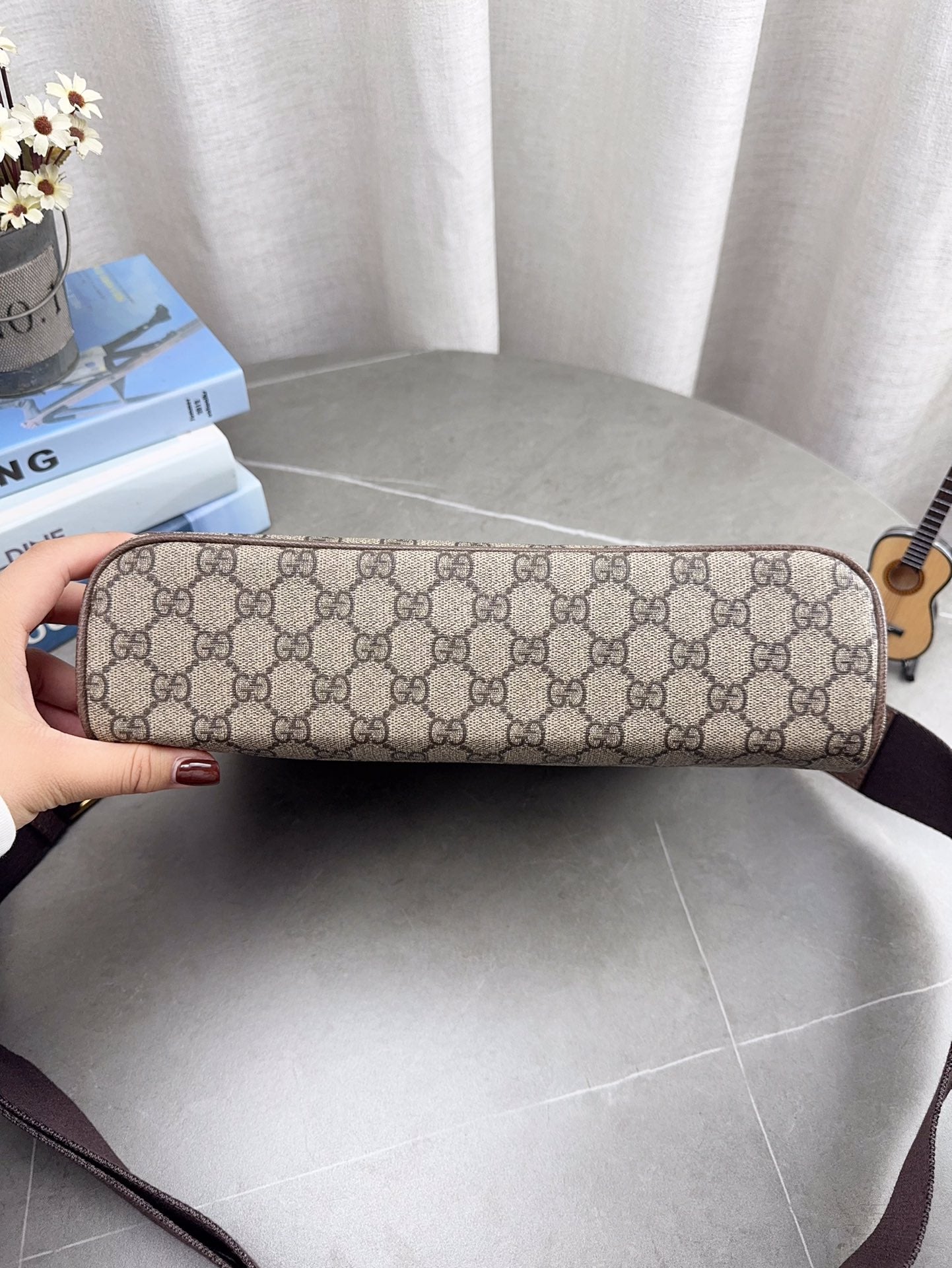 구찌 오피디아 베이지 다크브라운 GG 수프림 미디엄 메신저백