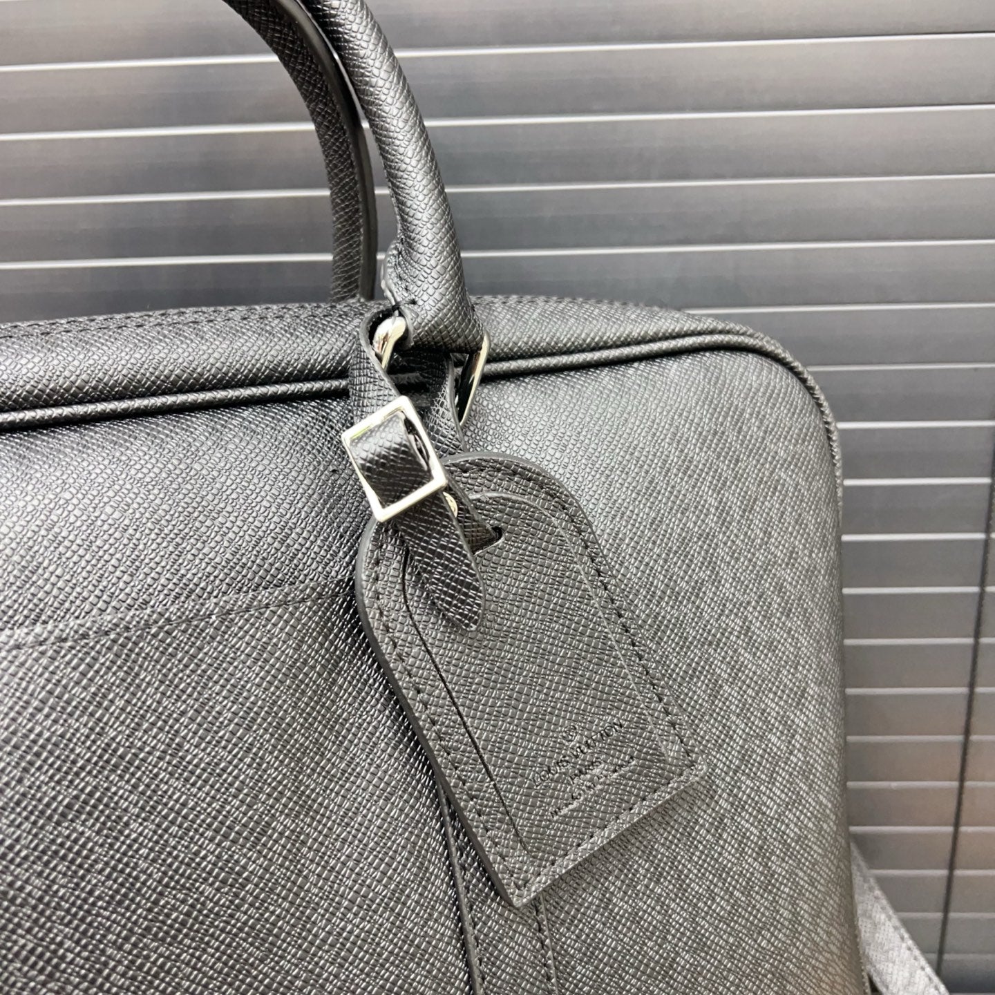 루이비통 타이가 느와르 포르트 도큐멍 보야주 PM 블랙 브리프케이스