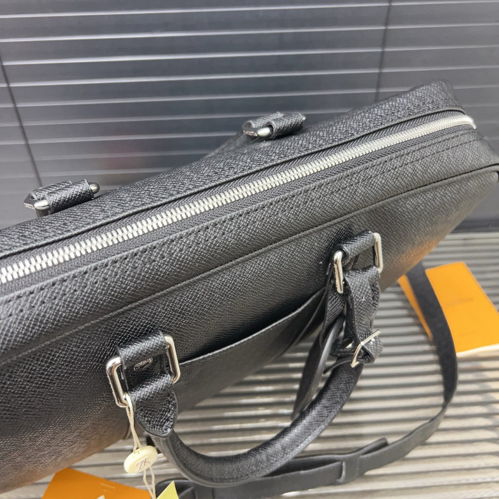 루이비통 타이가 느와르 포르트 도큐멍 보야주 PM 블랙 브리프케이스