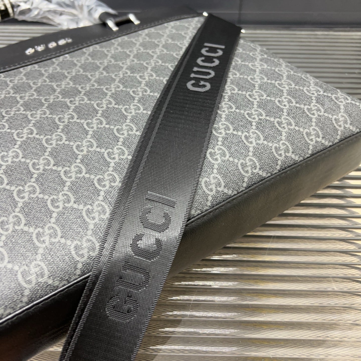 구찌 GG 수프림 블랙 레더 트리밍 브리프케이스