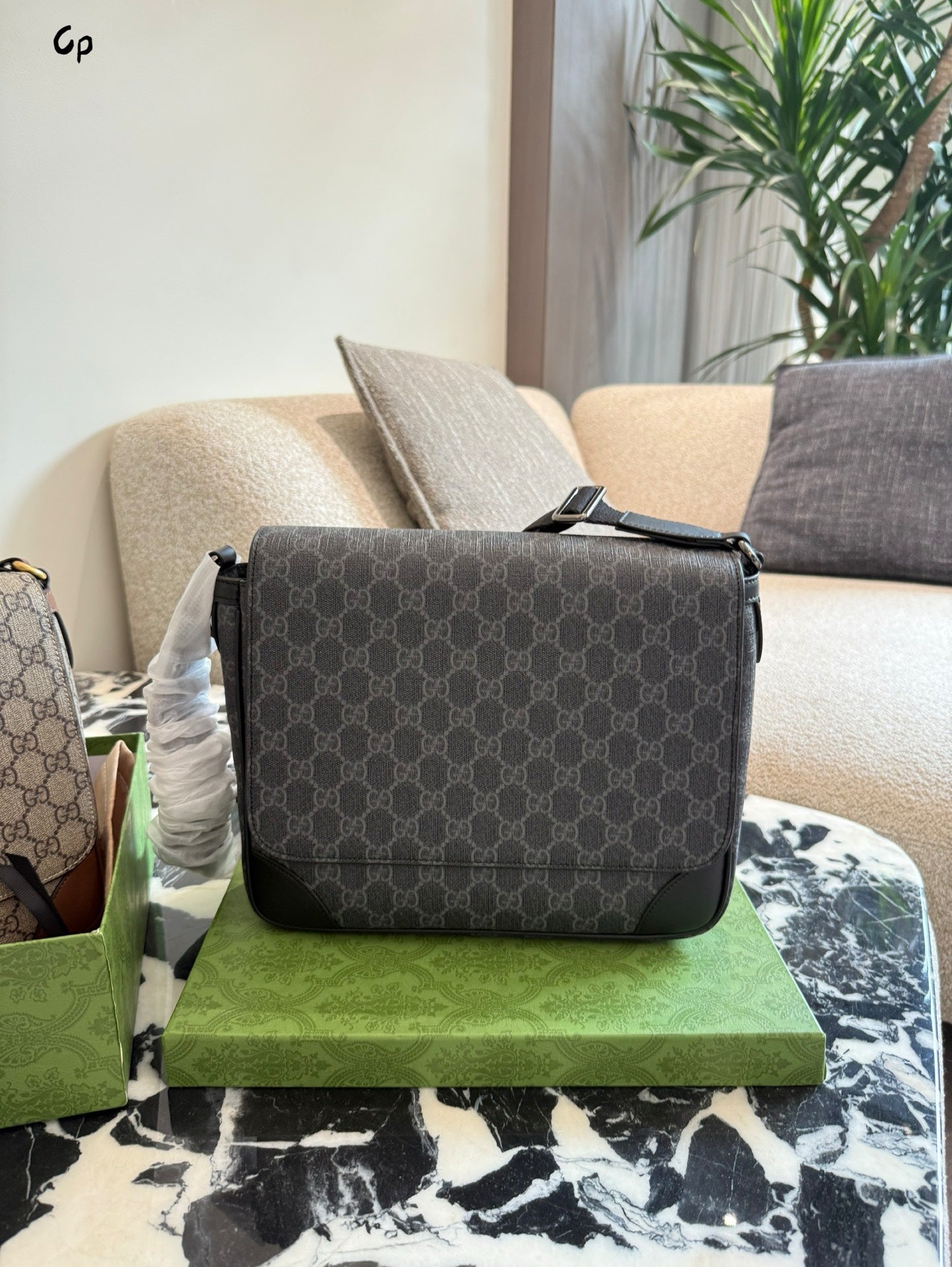 구찌 GG 엠블럼 블랙 메신저백 미디엄
