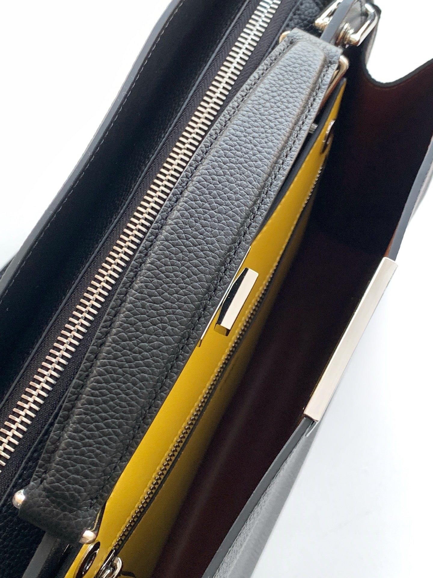 펜디 블랙 셀러리아 레더 피카부 아이코닉 미디엄 투웨이 백