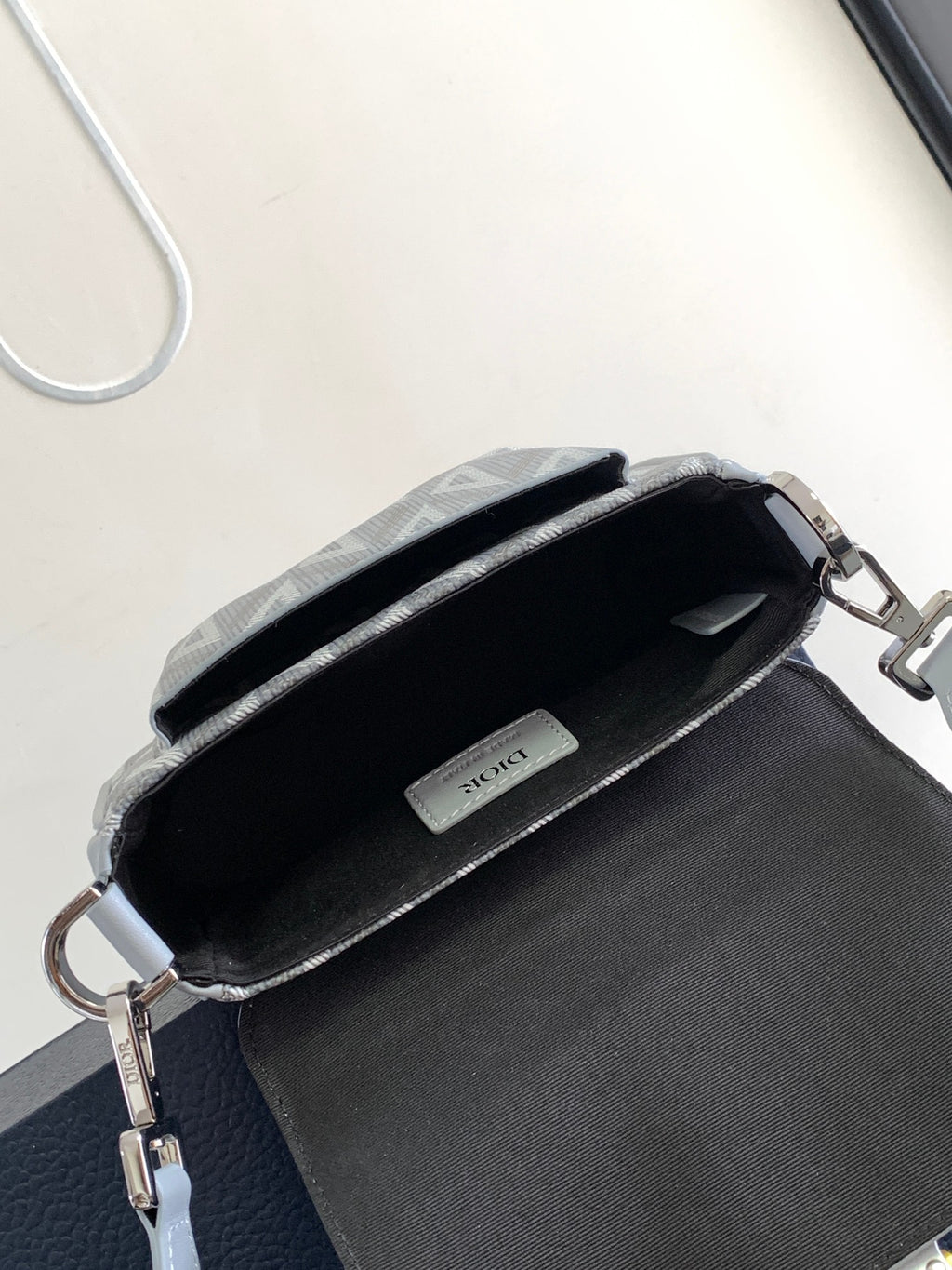 디올 CD 다이아몬드 캔버스 힛 더 로드 미니 메신저백 네이비 블루
