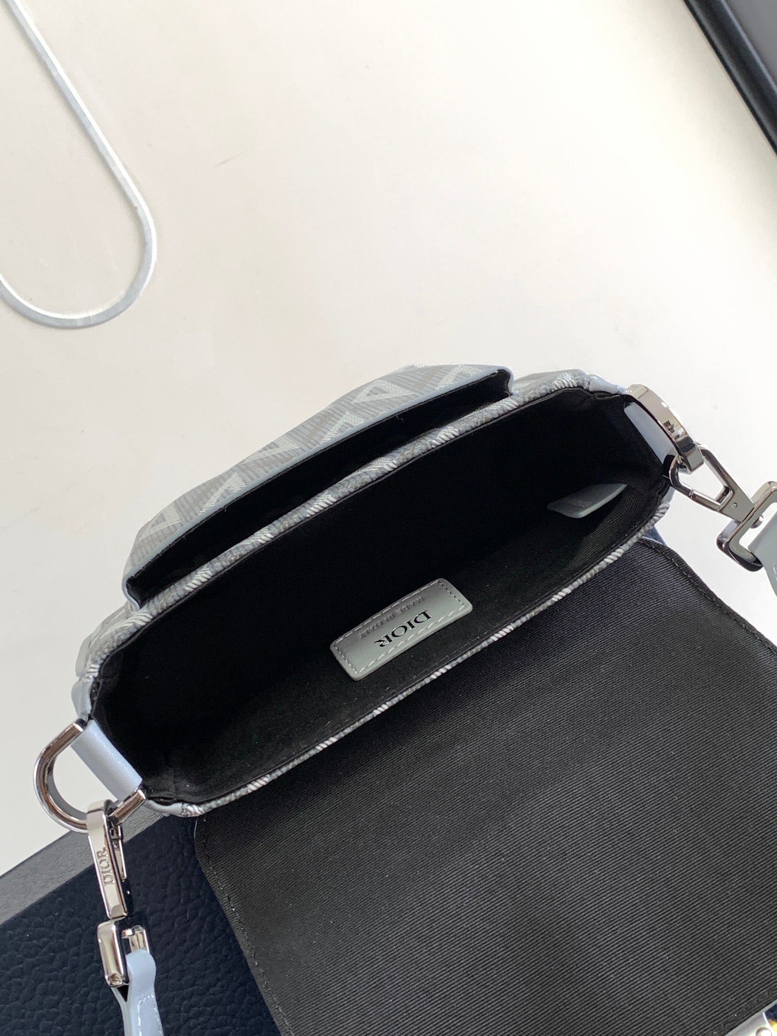 디올 CD 다이아몬드 캔버스 힛 더 로드 미니 메신저백 네이비 블루