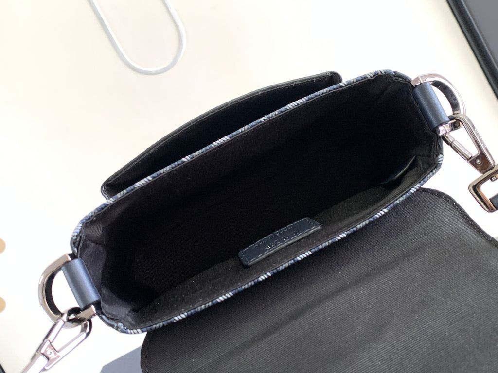 디올 CD 다이아몬드 캔버스 힛 더 로드 미니 메신저백 네이비 블루