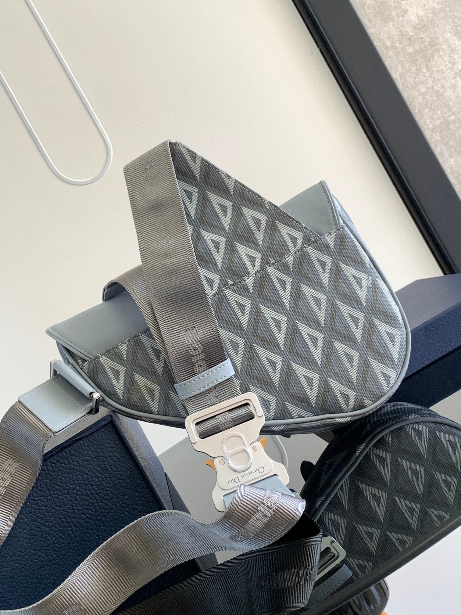 디올 CD 다이아몬드 캔버스 스무스 카프스킨 새들백 그레이