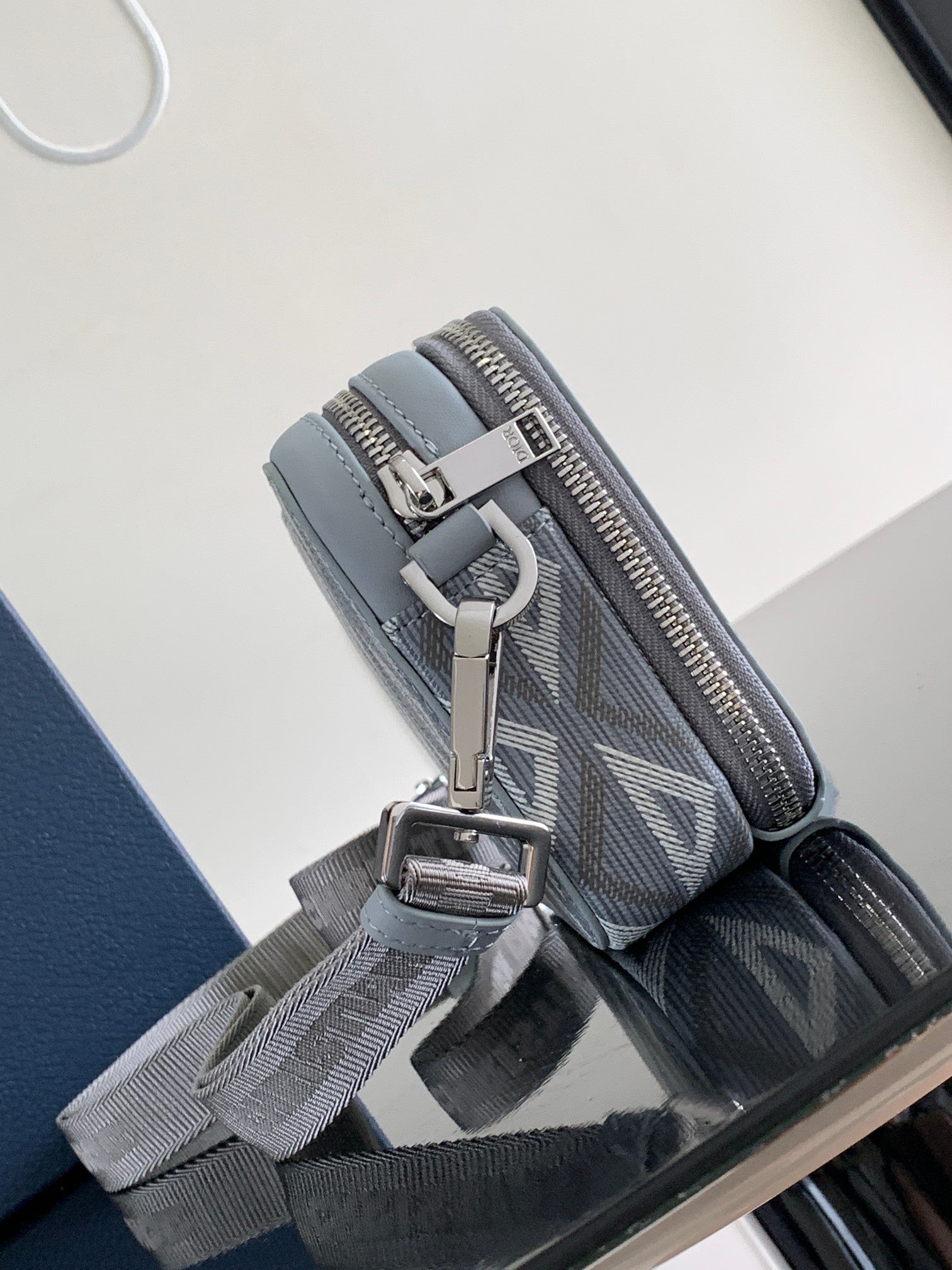 디올 CD 다이아몬드 스트랩 지퍼 파우치 그레이 미니