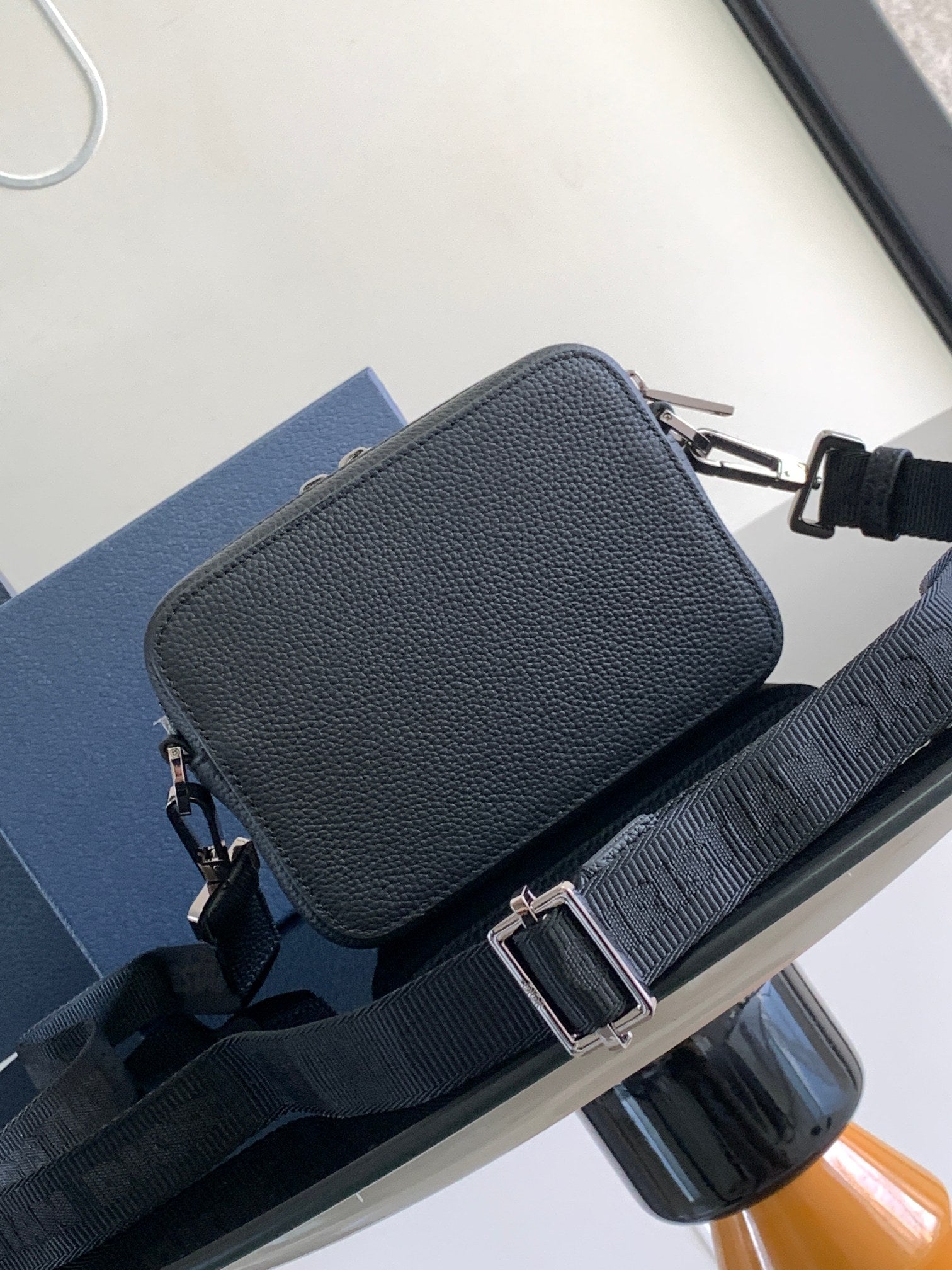 디올 BY ERL 스트랩 파우치 블랙 그레인 송아지 가죽 미니백