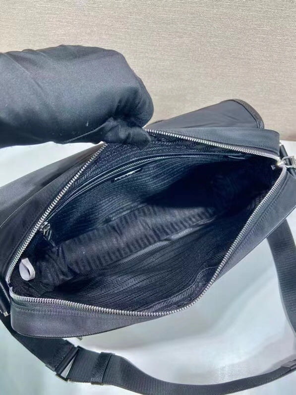 프라다 블랙 리나일론 및 사피아노 가죽 메신저백