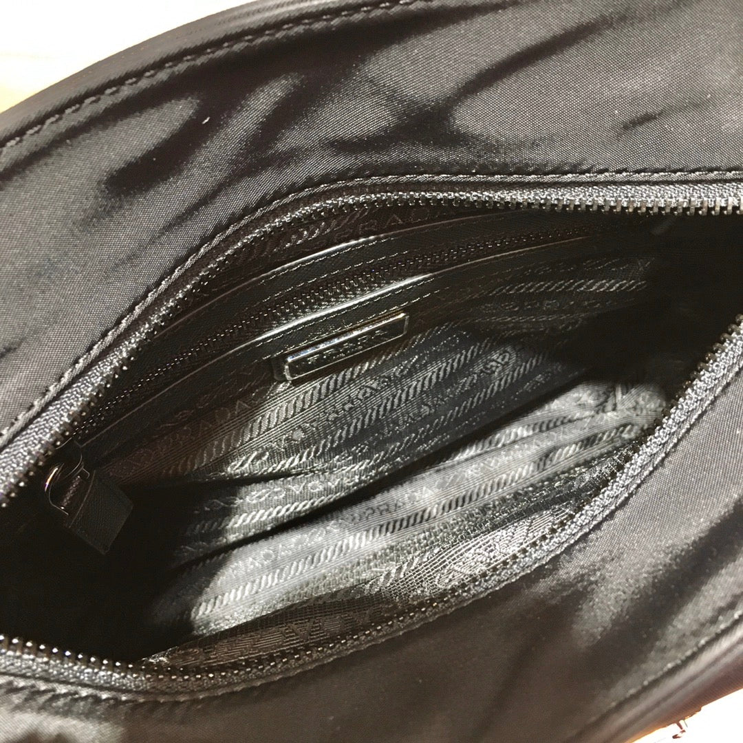 프라다 블랙 리나일론 파우치 메신저백 미디움