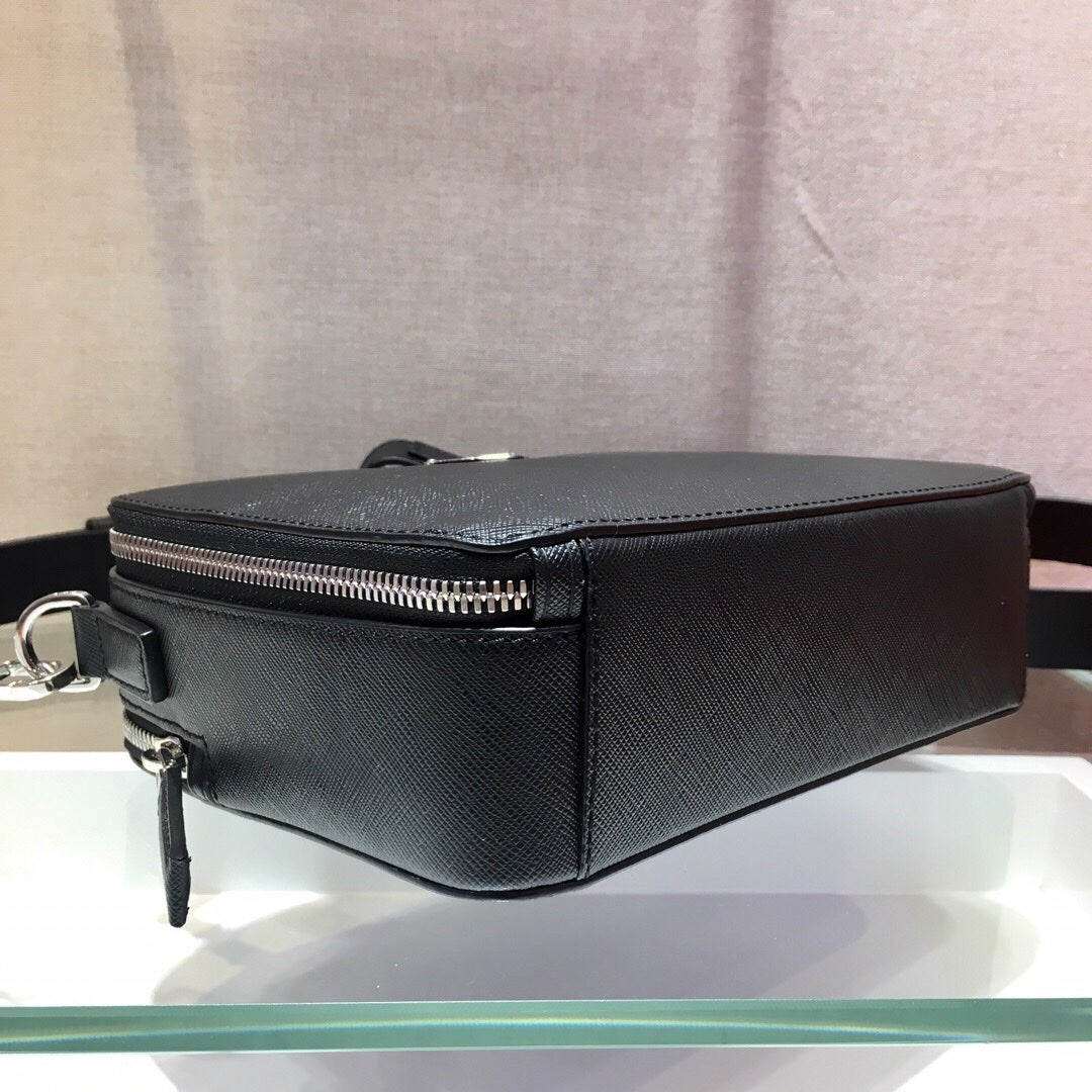 프라다 블랙 사피아노 레더 브리크 미디엄 백
