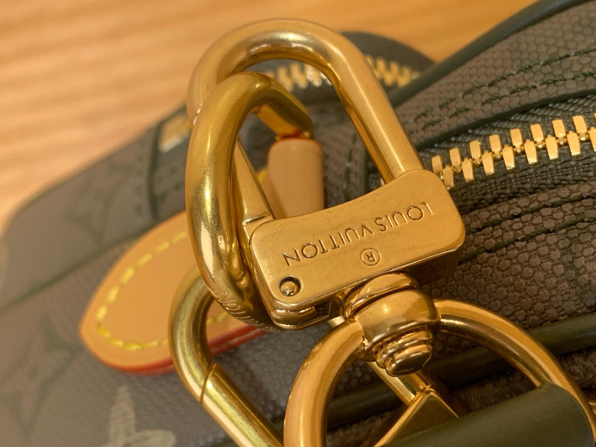 루이비통 올리브 그린 모노그램 트로카데로 웨어러블 월릿