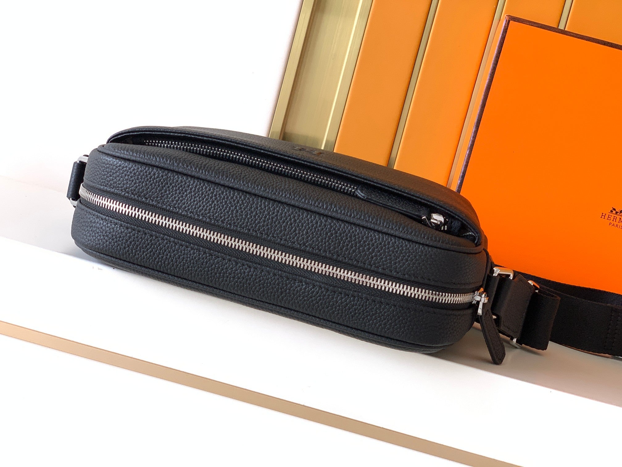 버버리 블랙 머스웰 로고 자카드 메신저백