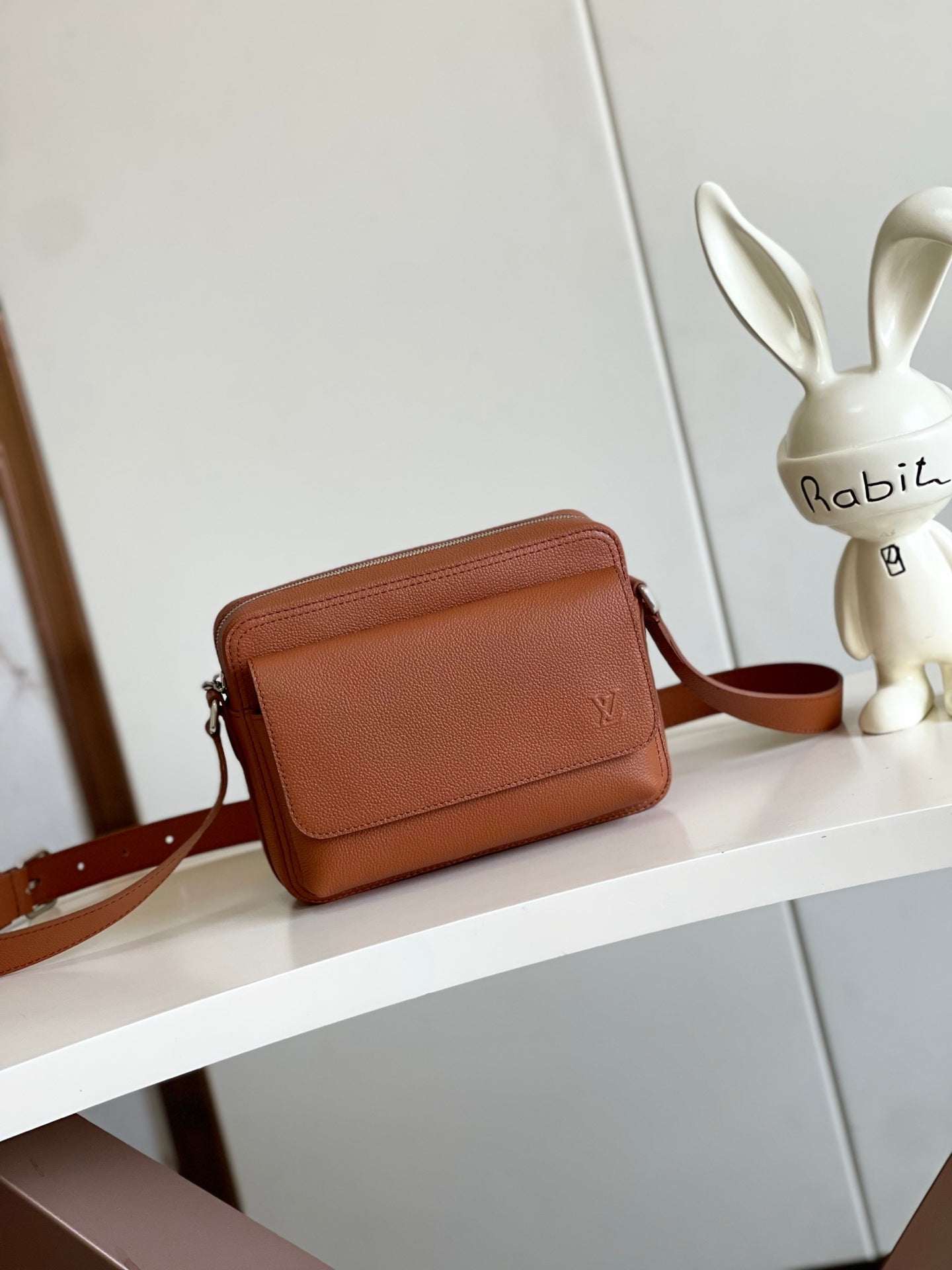 루이비통 탄 보딩 메신저 LV 에어로그램