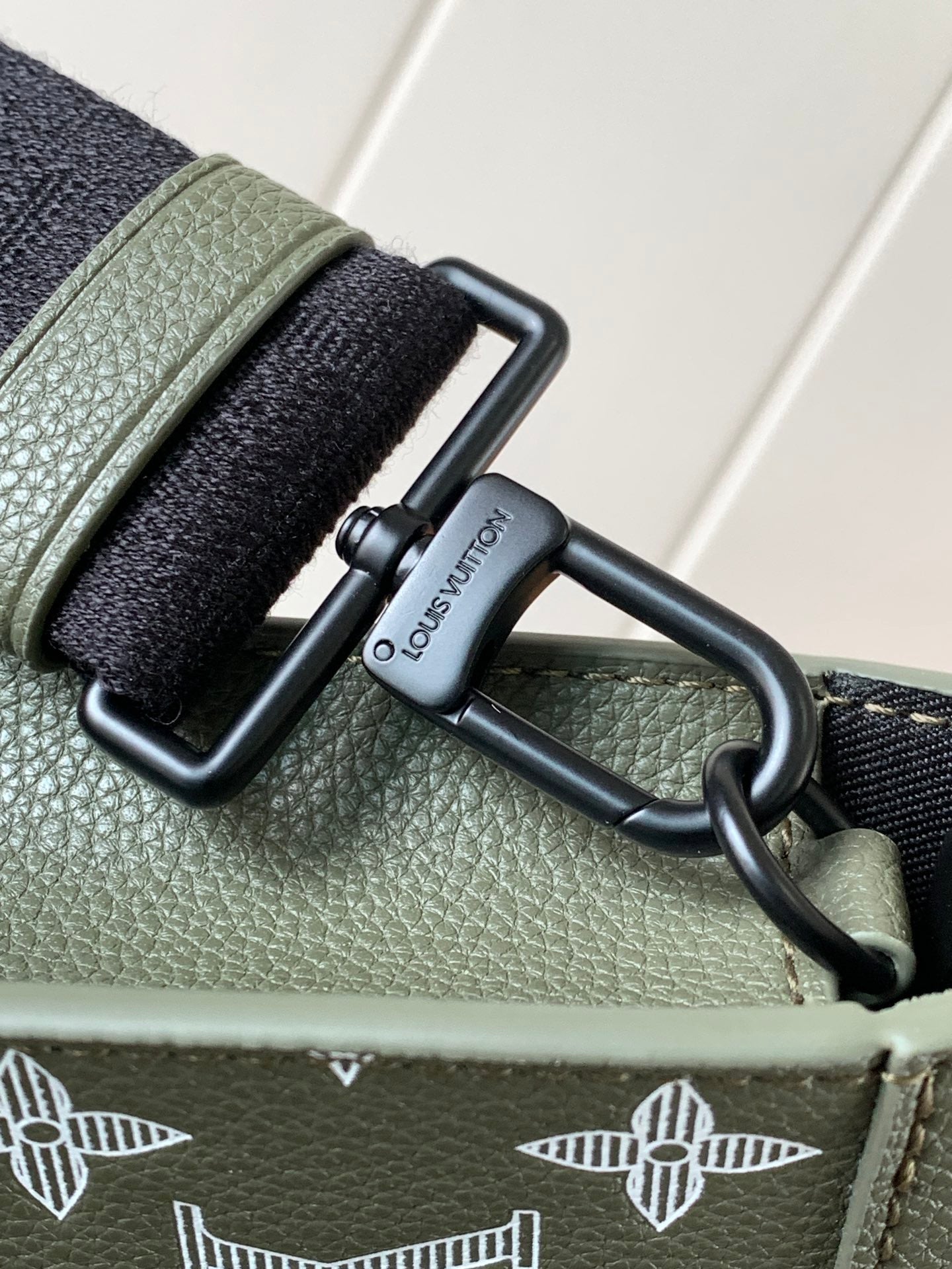 루이비통 올리브 그린 모노그램 섀도우 가스통 웨어러블 월릿