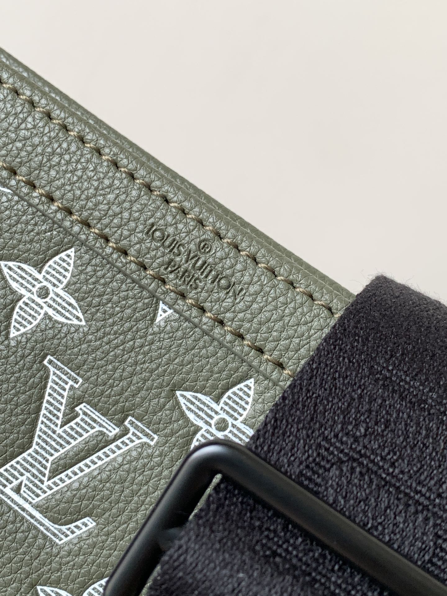 루이비통 올리브 그린 모노그램 섀도우 가스통 웨어러블 월릿