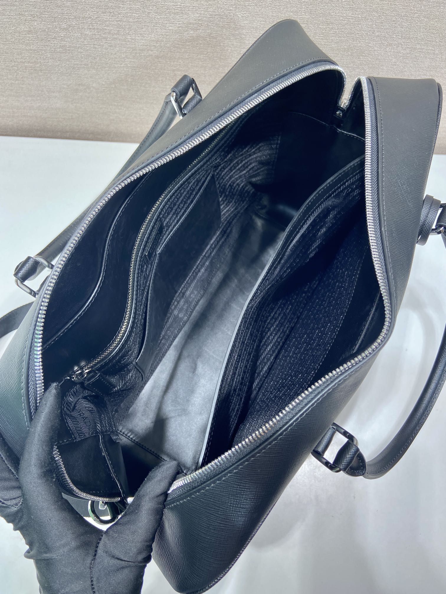 프라다 블랙 사피아노 가죽 브리프케이스 36