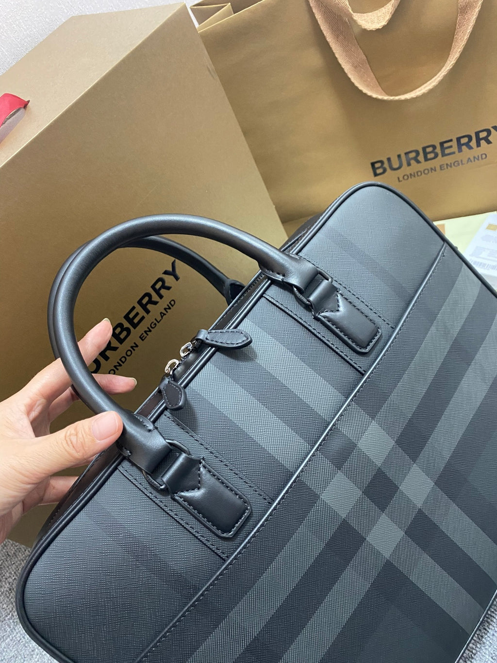 버버리 차콜 그레이 런던 체크 에인스워스 브리프케이스 미디엄