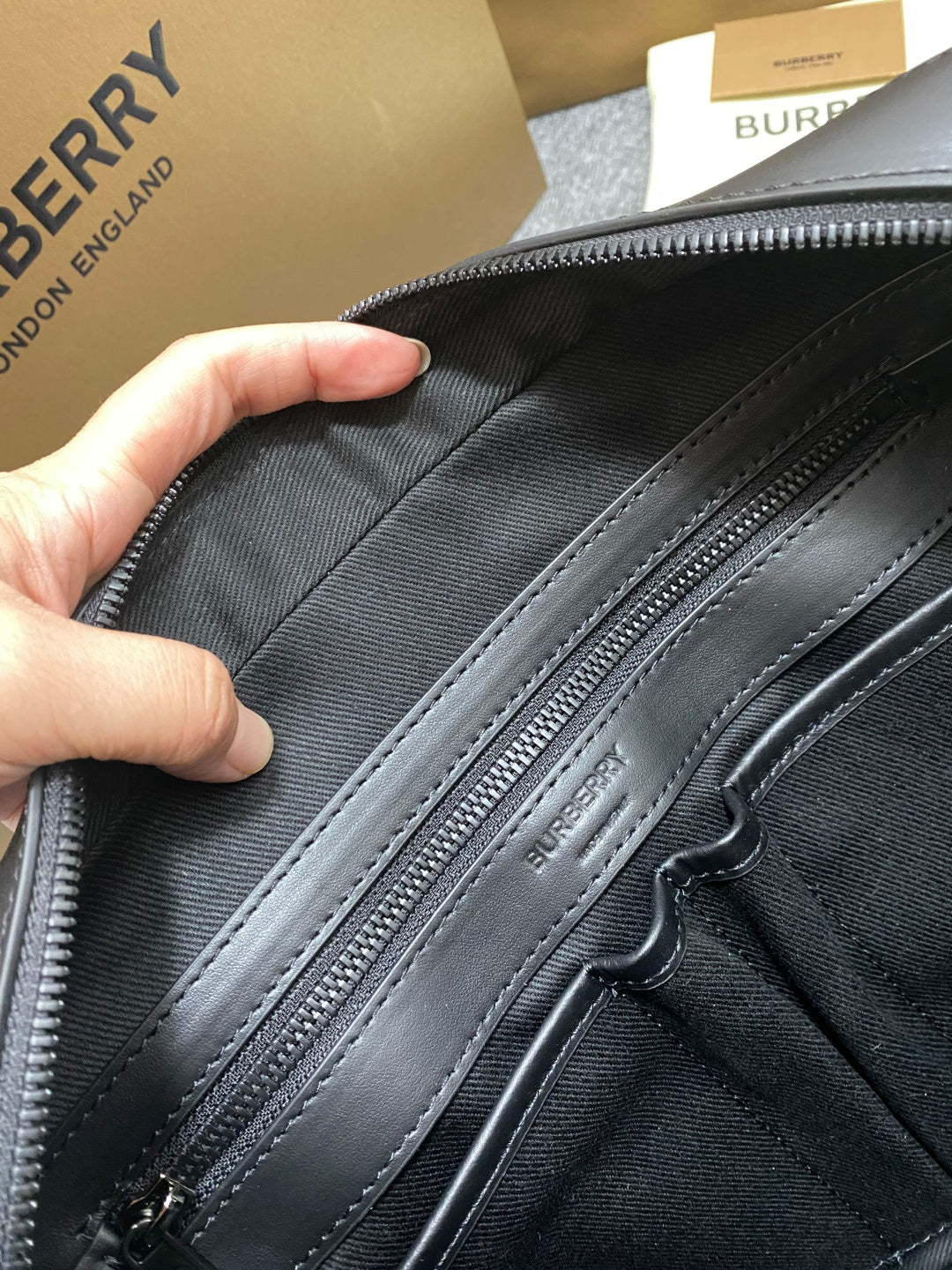 버버리 차콜 그레이 런던 체크 에인스워스 브리프케이스 미디엄