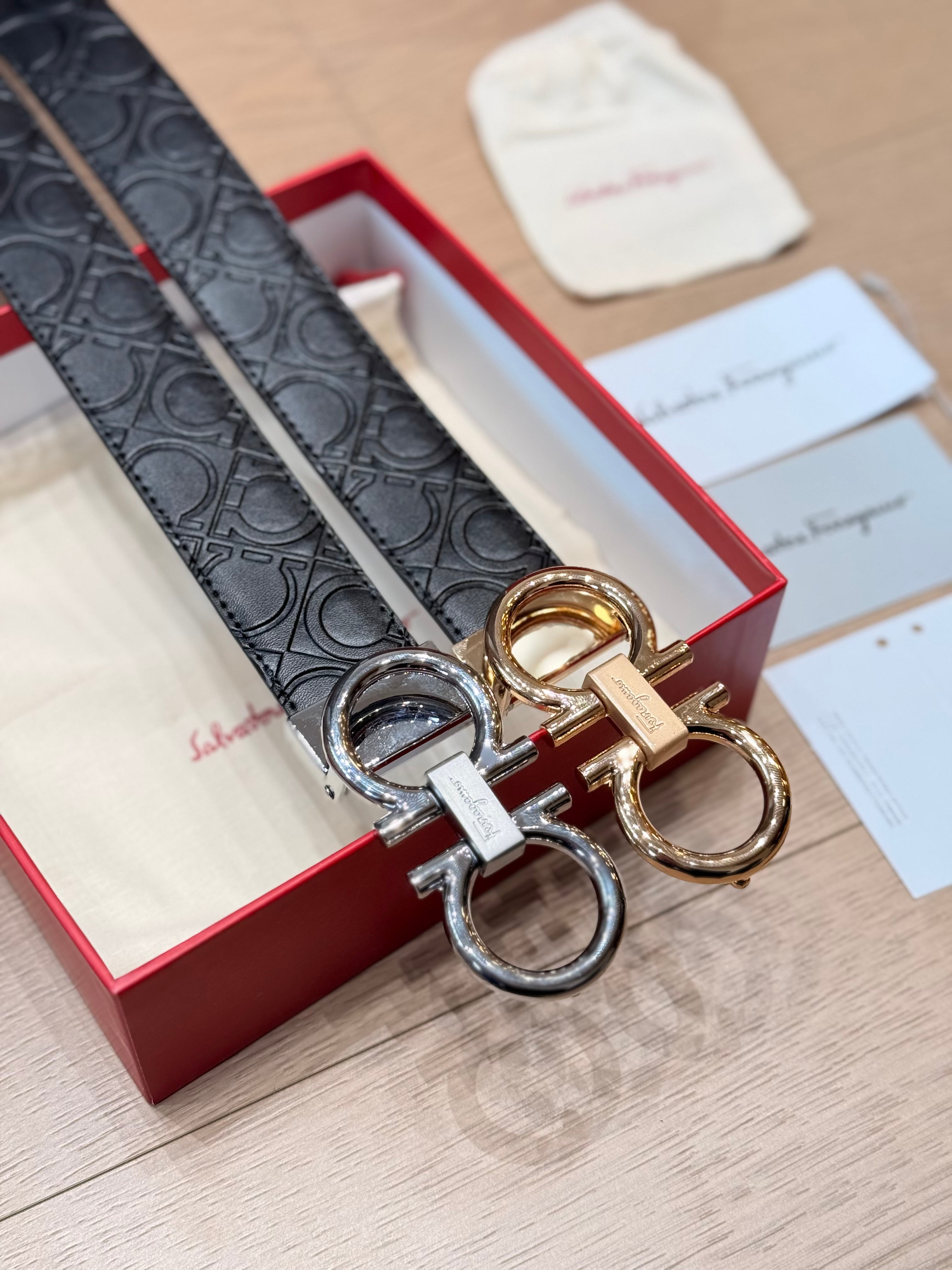 페라가모 어드저스터블 간치니 리버서블 블랙 엠보싱 레더 투버클 2color